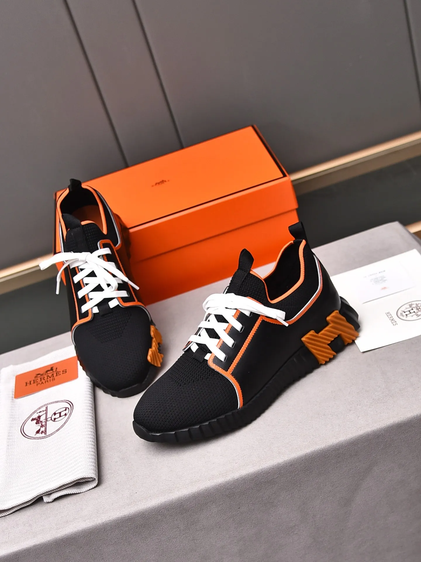 Factory price PP600 [Hermes] fe new arrival~ New Bouncing sneakers are the most comfortable shoes from Hermès, no one else⃣️. They are very light on the feet and look great. You won’t feel tired even when you go shopping and running around. 👍 Very light and comfortable, very light, suitable for both sports and leisure, and feel great when you step on them! It’s up to you to choose, there’s always what you want~ ✔️Fabric: Imported first-layer cowhide + high-elastic fly weave ✔️Inner lining: Imported water-dyed cow lining ✔️Outsole: Seamless combination of IP+TPU (multi-color letters) German technology irradiation machine ✔️Code number: Male 38-44 (45 customized)
